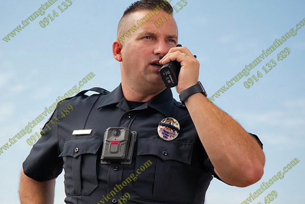 Cảnh sát Đức sử dụng thiết bị ghi âm VB400 và máy bộ đàm Motorola