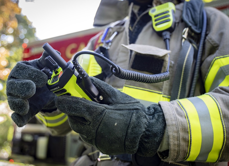 Motorola APX NEXT XN đạt chứng nhận NFPA 1930 – Bước tiến mới cho bộ đàm chữa cháy 2 Bộ đàm Motorola APX NEXT XN dành cho lực lượng chữa cháy